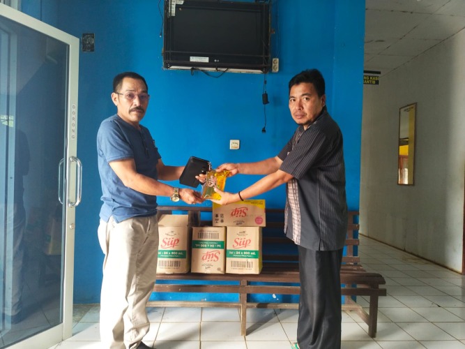 Penyerahan minyak goreng kepada warga secara simbolis, Foto: Dok/Tribhrata
