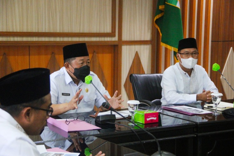 Asisten II Setda Provinsi Bengkulu Fachriza Razie saat memimpin Rapat Tindak Lanjut Penataan Bangunan View Tower dan Kawasan Lapangan Merdeka, di Ruang Rapat Rafflesia Kantor Gubernur Bengkulu, Rabu, 02 Maret 2022, Foto: Dok