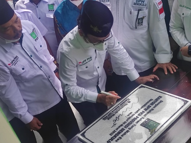 Sekjen DPP PKB Hasanuddin Wahid saat menandatangani prasasti kantor baru DPW PKB Provinsi Bengkulu atau Graha Gus Ami, Minggu, 6 Maret 2022, Foto: Dok/Andhika Kusuma