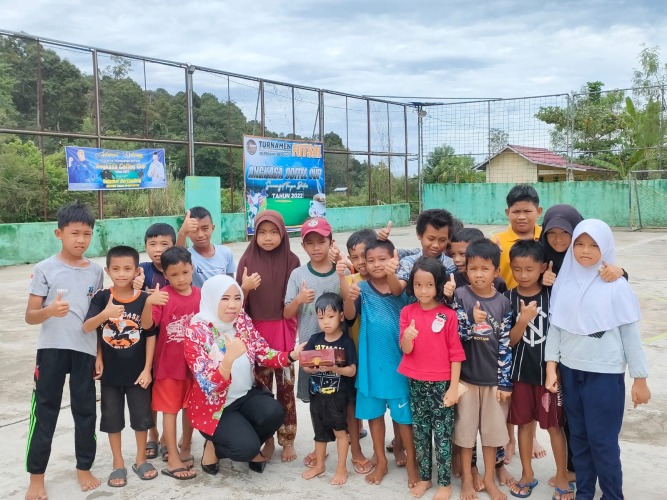 Swafoto Anggota DPRD Provinsi Bengkulu Marlesi, S.Sos bersama Anak-anak di Desa Rindu Hati, Foto: Dok