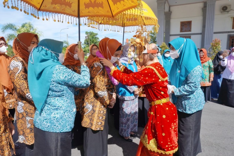 Ketua Tim Penggerak PKK Provinsi Bengkulu Derta Wahyulin saat disambut TP PKK Kabupaten Mukomuko, Kamis, 17 Maret 2022, Foto: Dok