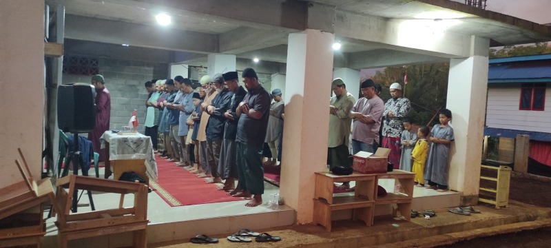 Para santri dan Ustaz saat melaksanakan ibadah shalat di Ponpes Cahaya Sunnah, Foto: Dok