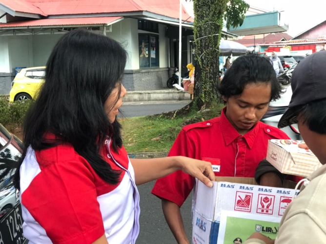 Gubernur LIRA Magdalena Mei Rosha bersama anggota saat membagikan takjil di depan kampus Unihaz Kota Bengkulu. Foto/Dok