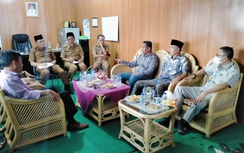 Anggota Komisi I DPRD Kota Bengkulu saat melakukan kunjungan kerja ke Dinas Tenaga Kerja dan Dispora Kota Bengkulu, Senin, 21 Maret 2022, Foto: Dok