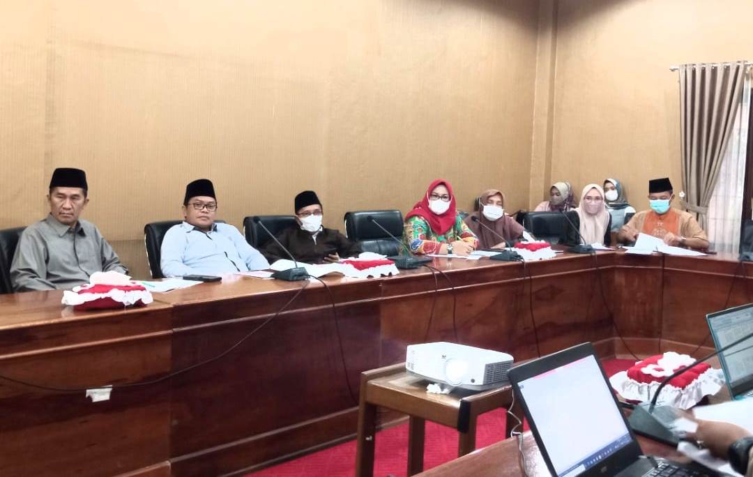 Bapemperda DPRD Kota Bengkulu saat menggelar rapat penyempurnaan Raperda Retribusi PBG bersama Timlegda dan OPD terkait, Senin 11 Maret 2022, Foto: Dok