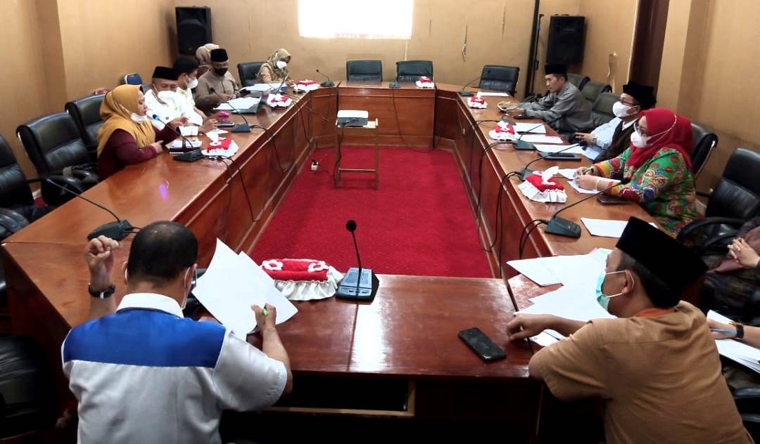 Bapemperda DPRD Kota Bengkulu saat menggelar rapat penyempurnaan Raperda Retribusi PBG bersama Timlegda dan OPD terkait, Senin 11 Maret 2022, Foto: Dok