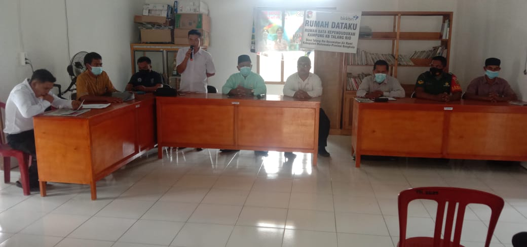 Kepala Desa Harmalis saat menyerahkan bantuan langsung tunai dana desa di aula kantor desa Talang Rio, Rabu, 20 April 2022, Foto: Dok/Ahmad Pajri Kepala Desa Harmalis saat menyerahkan bantuan langsung tunai dana desa di aula kantor desa Talang Rio, Rabu, 20 April 2022, Foto: Dok/Ahmad Pajri