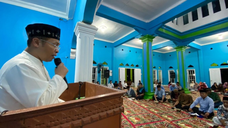 Bupati Sapuan saat melakukan Safari Ramadan di Desa Mekar Jaya, Kecamatan Air Rami, Kabupaten Mukomuko, Foto: Dok