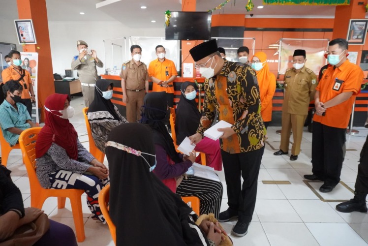 Gubernur Rohidin Mersyah saat menyerahkan bantuan langsung tunai secara simbolis kepada masyarakat, Foto: Dok Gubernur Rohidin Mersyah saat menyerahkan bantuan langsung tunai secara simbolis kepada masyarakat, Foto: Dok