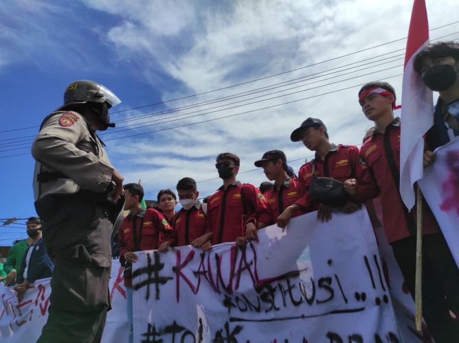 Aksi gabungan mahasiswa di depan Kantor DPRD Provinsi Bengkulu, Foto: Dok/Irfan Arief