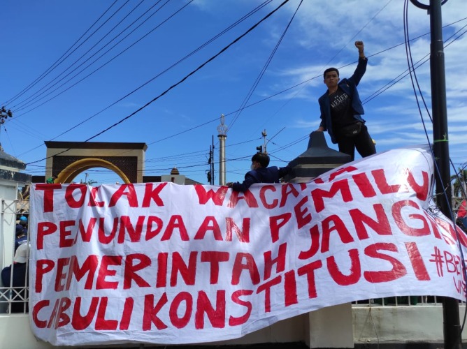 Aksi gabungan mahasiswa di depan Kantor DPRD Provinsi Bengkulu, Foto: Dok/Irfan Arief