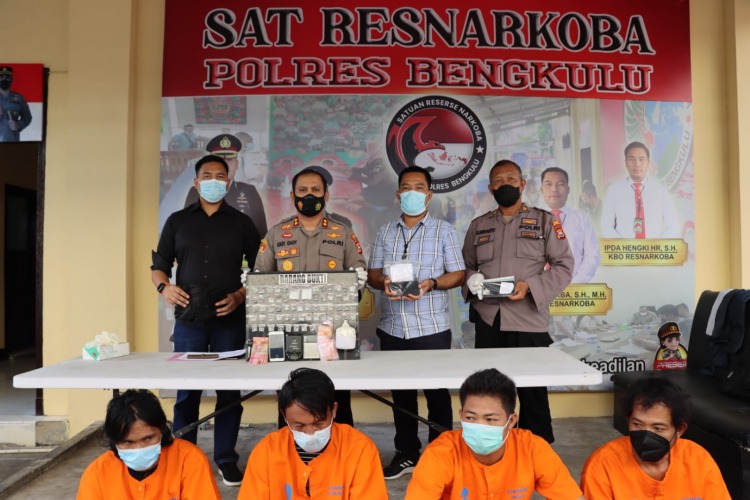 Keempat tersangka pelaku penyalahgunaan narkotika memakai baju orannye saat digelar konferensi pers di Mapolres Bengkulu, Foto: Dok