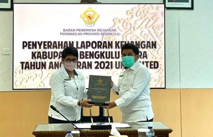 Ketua DPRD Bengkulu Utara saat menyerahkan LKPD kepada BPK Provinsi Bengkulu melalui Plh. M Hidayat, Rabu, 16 Februari 2022, Foto: Dok