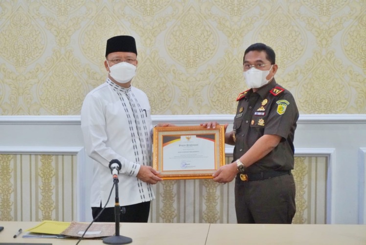 Disaksikan Kejati, BPN Serahkan Sertipikat Tanah Aset Pemprov