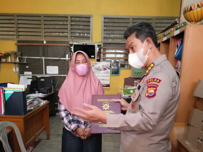 Zakat Maal Polda Bengkulu Bantu Ibu Darmiati