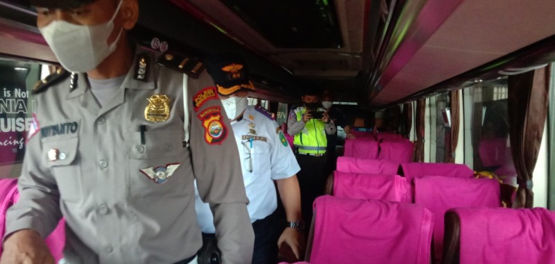 Dishub bersama BNN dan Polres Bengkulu saat melakukan pemeriksaan di Pool PT. SAN, Foto: Dok