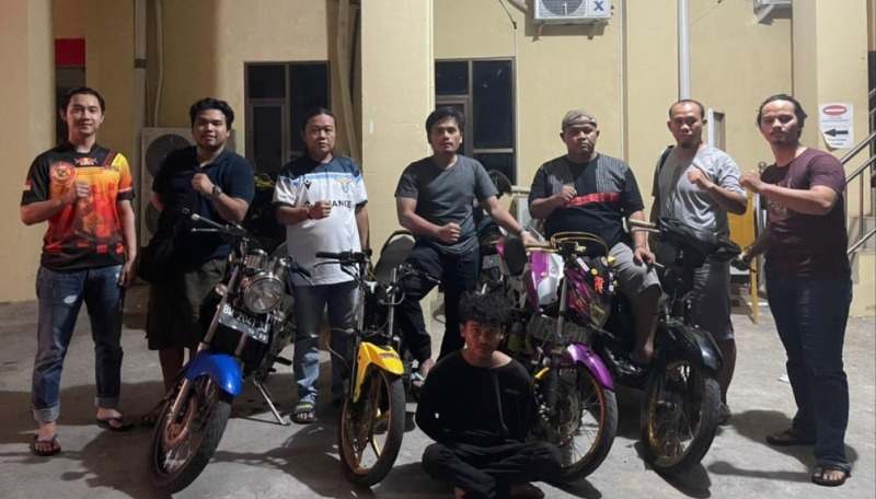 Terduga pelaku AR saat digelandang petugas kepolisian, Foto: Dok/Tribhrata