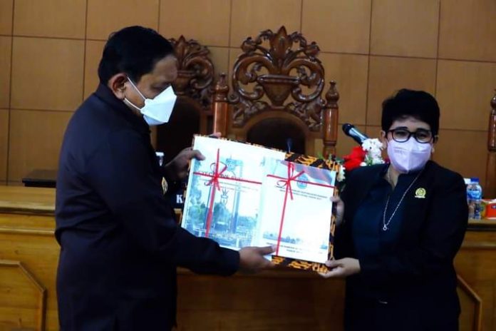 Ketua DPRD Bengkulu Utara saat menerima LKPj TA 2021 di ruang rapat secretariat DPRD Bengkulu Utara, Selasa, 29 Maret 2022, Foto: Dok