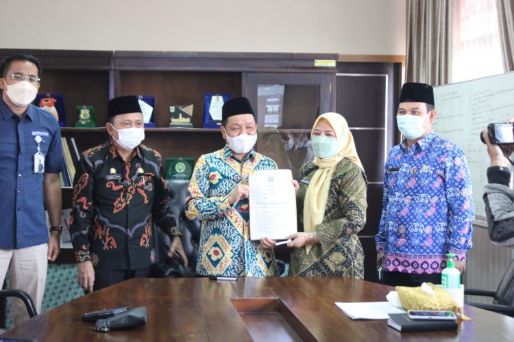 Sekretaris Daerah (Sekda) Provinsi Bengkulu ini bersama Asisten I Setda Provinsi, Kepala Dinas Dukcapil Provinsi, Kadis Sosial, Kadis Kesehatan Provinsi serta Kepala BPJS Provinsi Bengkulu, Kamis, 7 April 2022, Foto: Dok