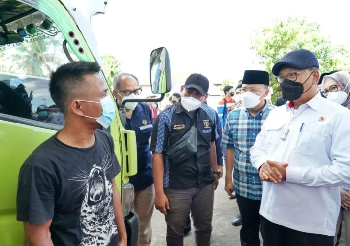 Menteri ESDM didampingi Gubernur Bengkulu Rohidin Mersyah saat melakukan inspeksi mendadak (Sidak) di beberapa titik SPBU di Kota Bengkulu, Minggu, 10 April 2022, Foto: Dok