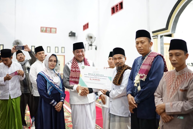 Wagub Rosjonsyah bersama Wabup Wasri berswafoto usai memberikan bantuan kepada masjid Al Muhajirin Desa Air Bikuk Kabupaten Mukomuko, Foto: Dok