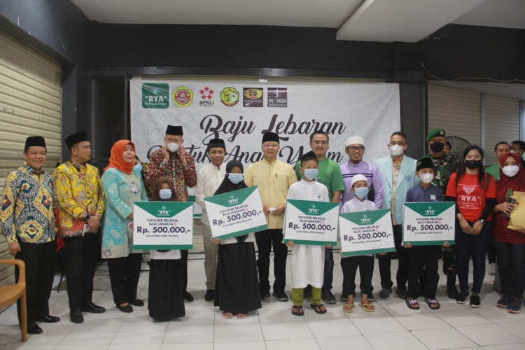 Swafoto Gubernur Rohidin Mersyah bersama RYA Bengkulu usai bagikan voucher lebaran kepada anak yatim, Foto: Dok