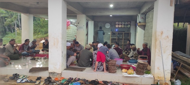 Aktivitas bakti sosial Ponpes Cahaya Sunnah di Desa Pagaruyung, Kecamatan Armajaya, Bengkulu Utara, Foto: Dok