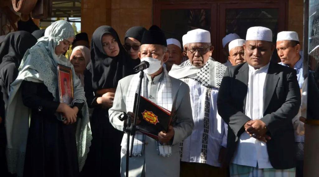 Ipda Nadya Ayu Nurlia (menunduk memegang foto) di pemakaman Ipda Imam Agus Husien, Rabu, 13 April 2022, Foto: Dok/Sat Brimob Polda Sumut Ipda Nadya Ayu Nurlia (menunduk memegang foto) di pemakaman Ipda Imam Agus Husien, Rabu, 13 April 2022, Foto: Dok/Sat Brimob Polda Sumut