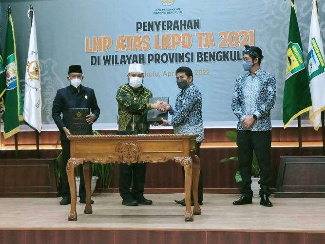 Walikota Helmi Hasan didampingi Ketua DPRD Kota Bengkulu Supriyanto saat menerima penghargaan opini WTP dari Badan Pemeriksa Keuangan, Foto: Dok/MC