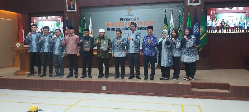 Walikota Helmi Hasan didampingi Ketua DPRD Kota Bengkulu Supriyanto saat menerima penghargaan opini WTP dari Badan Pemeriksa Keuangan, Foto: Dok/MC