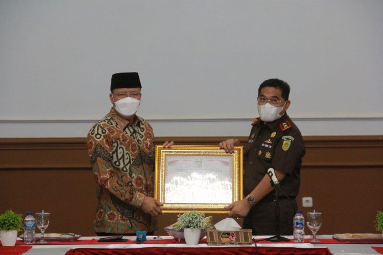 Kepala Kejaksaan Tinggi Heri Jerman bersama Gubernur Rohidin usai meluncurkan Aplikasi Siraplesia, Senin, 30 Mei 2022, Foto: Dok