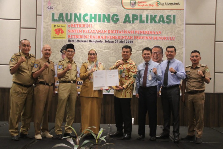 Asisten III Setdaprov Bengkulu bersama BPKD dan Bank Bengkulu saat me-Launching Aplikasi e-Retribusi Pemprov Bengkulu di Hotel Mercure Bengkulu, Selasa, 24 Mei 2022, Foto: Dok