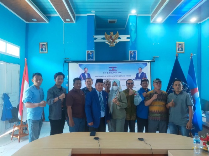 Zulfahni berswafoto bersama rekan usai mengikuti fit and proper test calon ketua DPC partai demokrat Kabupaten Mukomuko, Foto: Dok