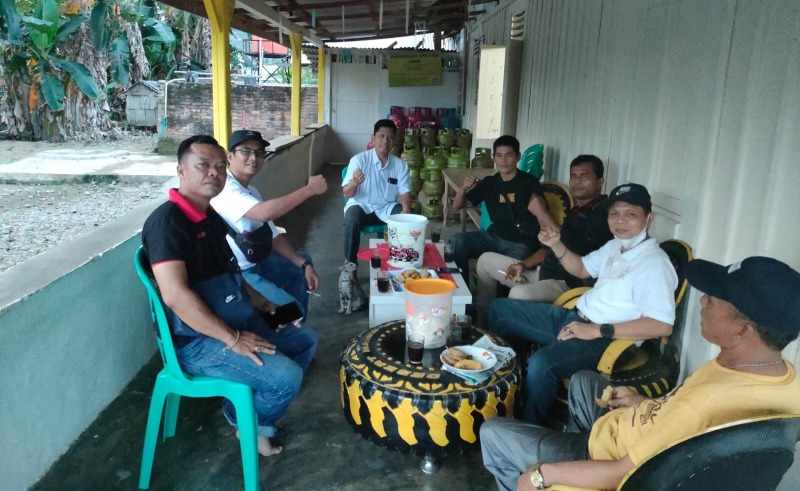 Anggota FKMO Mukomuko saat ngopi bareng di kediaman Anggota DPRD Mukomuko, M. Yusak, Selasa, 31 Mei 2022, Foto: Dok
