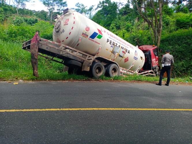 Rantai Putus saat Derek, Truk Hino Terperosok