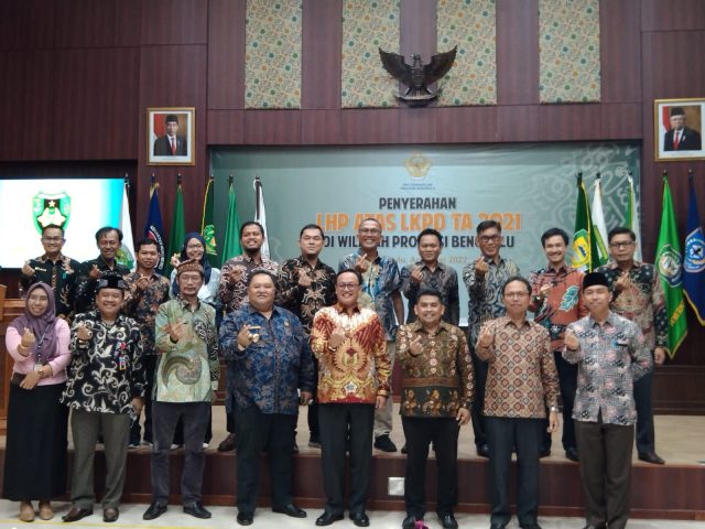 Wakil Bupati Bengkulu Selatan Rifa’i Tajuddin, Sekretaris Daerah Sukarni, Ketua DPRD BS Barli Halim dan perwakilan Kepala OPD Bengkulu Selatan usai menerima penghargaan, Foto: Dok