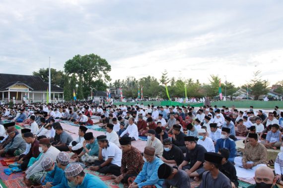 https://www.kupasbengkulu.com/ketua-dprd-dan-bupati-shalat-id-di-lapangan-sekundang-setungguan