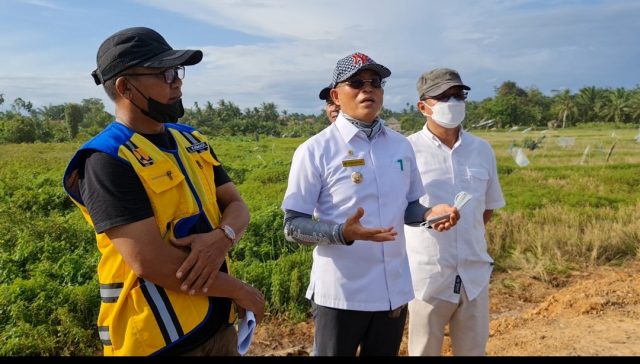 Bupati Gusnan saat meninjau lokasi yang akan di bangun danau Tebat Gelumpai, Senin, 23 Mei 2022, Foto: Dok