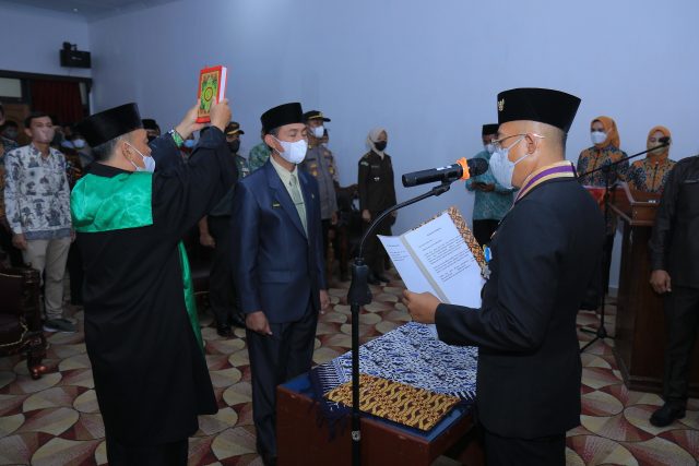 Bupati Gusnan saat membacakan sumpah jabatan kepada Sesda baru di Aula Balai Sekundang, Kamis, 14 April 2022, Foto Dok