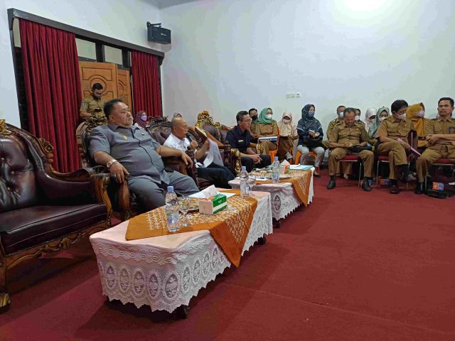 Bupati Gusnan Mulyadi saat melakukan rapat TEPRA, Foto: Dok