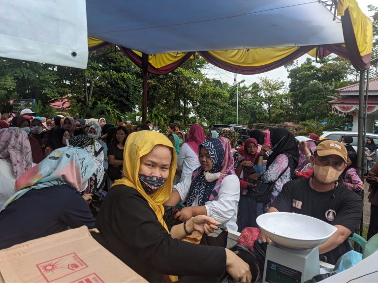 Ratusan Emak-emak saat mengantri untuk mendapatkan sembako murah di kantor camat yang diselenggarakan oleh Disperindag Kota Bengkulu, Rabu, 29 Juni 2022, Foto: Dok