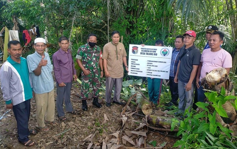 Pemdes Talang Rio bersama Sekcam Air Rami dan Babinkamtibmas, saat meninjau lokasi pengerjaan titik nol satu unit semur bor, Jumat, 10 Juni 2022, Foto: Dok