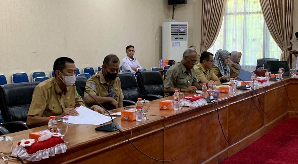 Anggota Komisi III saat menggelar RDP bersama Diseperindagkop terkait harga sembako pasca lebaran, Senin, 30 Mei 2022, Foto: Dok