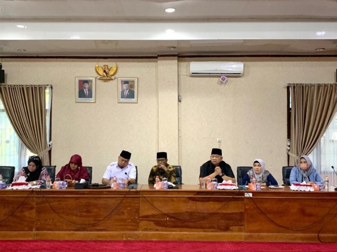 Anggota Komisi III saat menggelar RDP bersama Diseperindagkop terkait harga sembako pasca lebaran, Senin, 30 Mei 2022, Foto: Dok Anggota Komisi III saat menggelar RDP bersama Diseperindagkop terkait harga sembako pasca lebaran, Senin, 30 Mei 2022, Foto: Dok