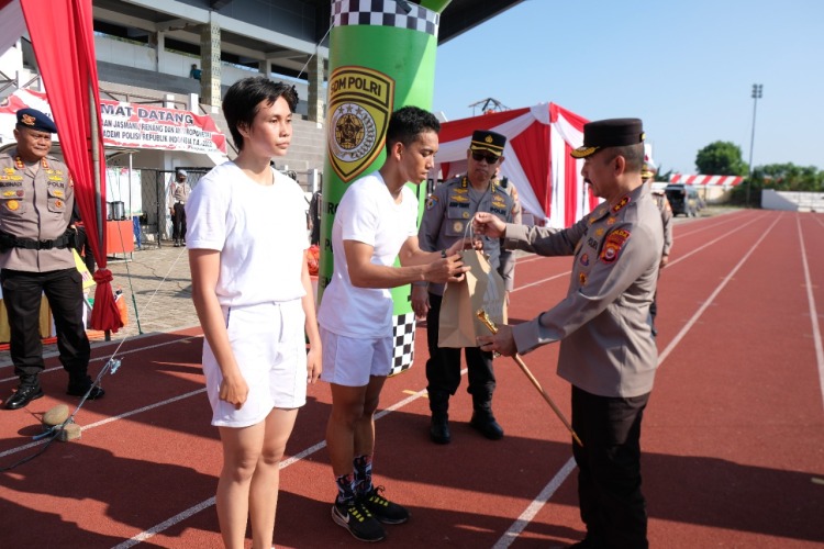 Kapolda saat memberikan apresiasi dan hadiah kepada catar pria dan wanita yang meraih jumlah putaran lari terbanyak, Foto: Dok/Tribhrata