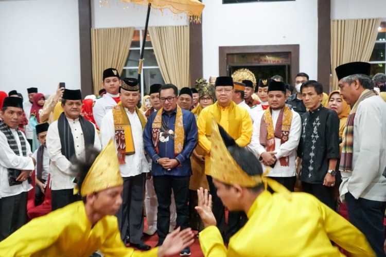 Kedatangan Gubernur Rohidin disambut dengan tarian asal sumbar di pelantikan pengurus IKTD Provinsi Bengkulu, Minggu, 5 Juni 2022, Foto: Dok