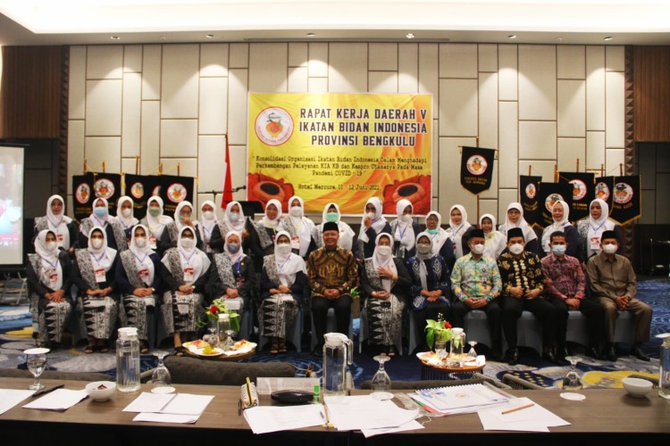 Gubernur Rohidin berswafoto bersama PD IBI Bengkulu usai menghadiri Rapat Kerja Daerah V IBI Provinsi Bengkulu, di Hotel Mercure Bengkulu, Sabtu, 11 Juni 2022, Foto: Dok
