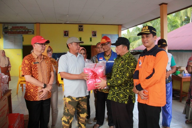 Plh. Sekretaris Daerah Provinsi Bengkulu Fahriza saat meninjau Desa Jenggalu yang terdampak banjir akibat guyuran hujan selama 2 hari, Foto: Dok