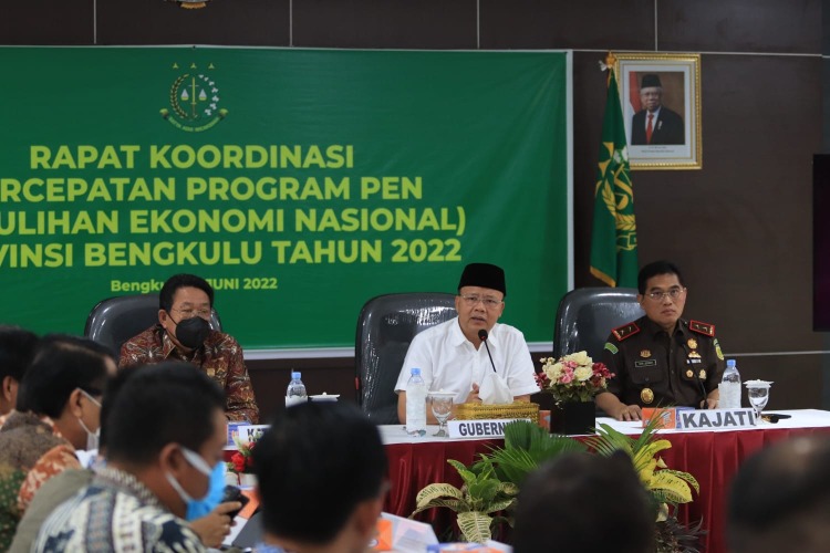 Gubernur Rohidin saat memimpin Rapat koordinasi percepatan program Pemulihan Ekonomi Nasional (PEN) Provinsi Bengkulu tahun 2022 di Aula Gedung Kejati Bengkulu, Rabu, 8 Juni 2022, Foto: Dok