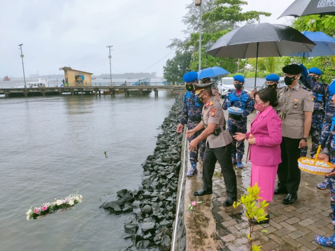 Kapolda Bengkulu Irjen Pol Agung Wicaksono saat melakukan tabur bunga di laut yang merupakan rangkaian Peringatan HUT Bhayangkara ke – 76